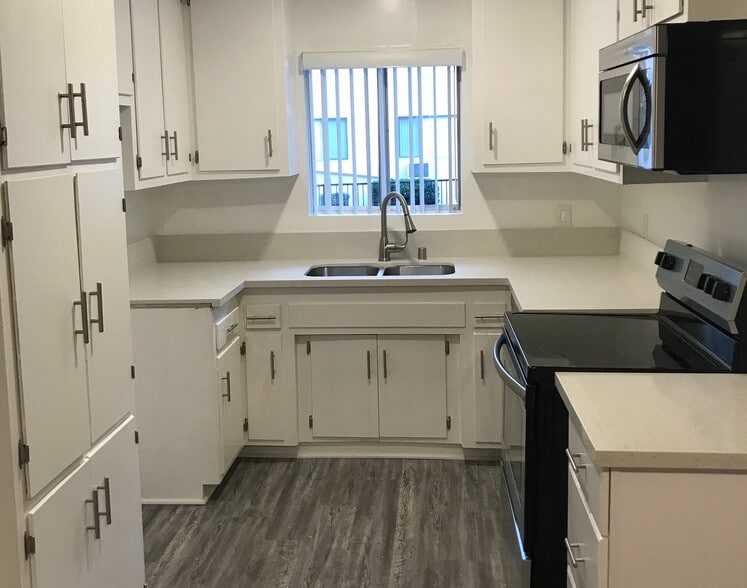 Interior Photo - 4950 Coldwater Canyon