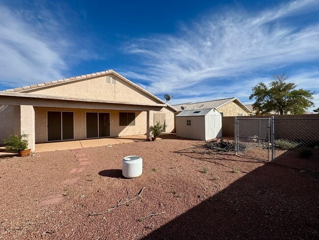 Building Photo - Don't miss this beutiful home with a  pool and mountain views