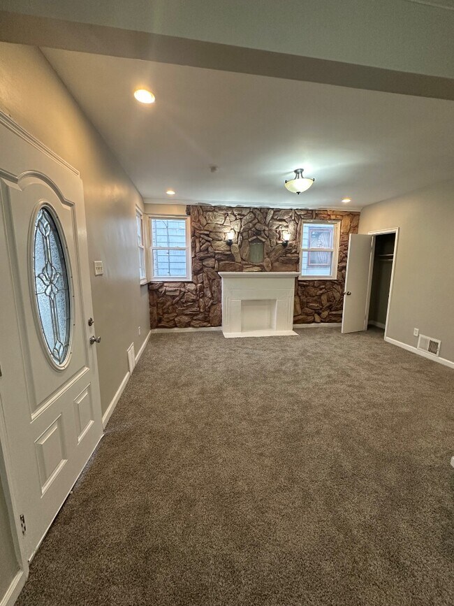 Building Photo - 6044 Mayflower Ave