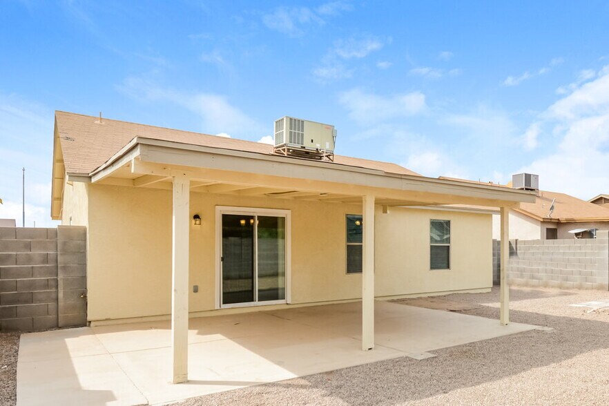 Building Photo - 11808 W Bloomfield Rd