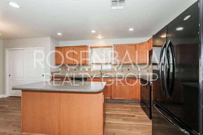 Building Photo - 298 W Dana Dr