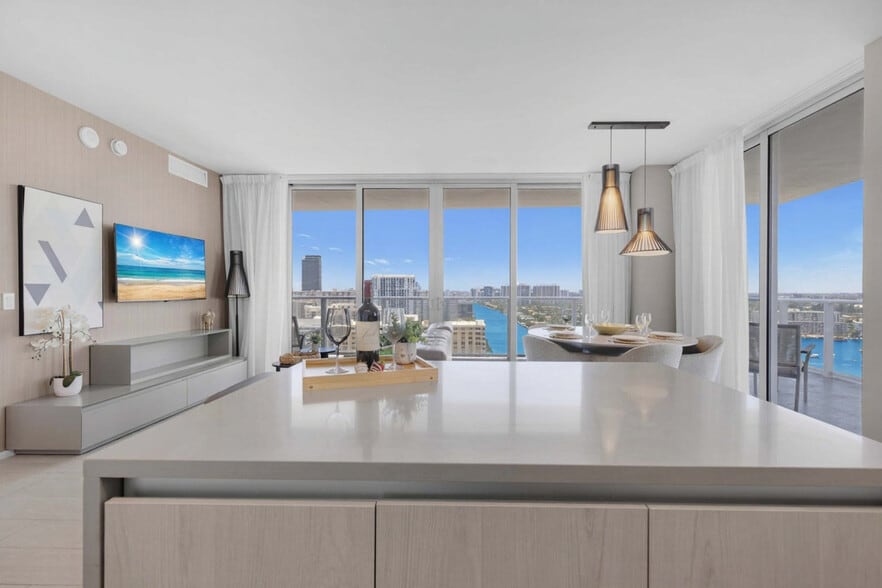 Building Photo - 4010 S Ocean Dr