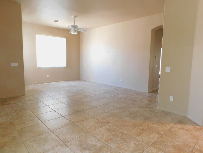 Building Photo - BIG, BEAUTIFUL 3  BED+LARGE BONUS ROOM  2.5 BATH HIGH UP IN DHS