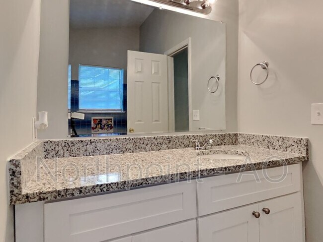 Building Photo - 5761 Western Hills Dr