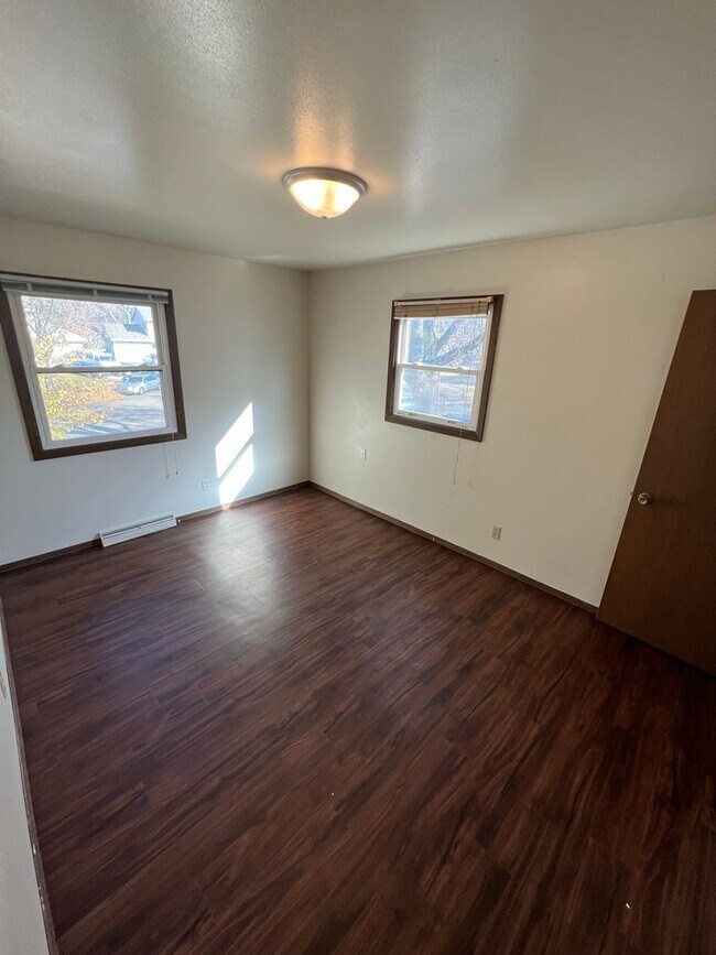Building Photo - Trafalger Place Duplex