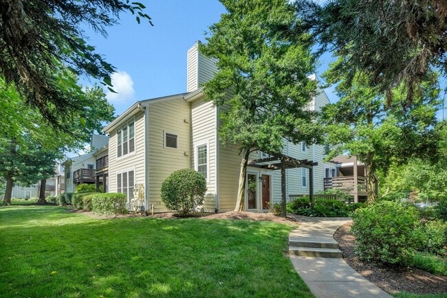 Building Photo - Bright & Cheery 2 BR 2 Bath Unit Available...