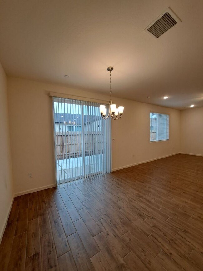 Building Photo - 3 Bedroom Home Near Armstrong & Olive!