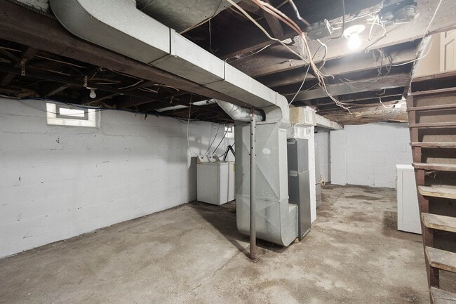 Building Photo - SCORE 1ST MONTH'S RENT FREE IF SIGNED BY DEC 12! Beautiful 2 bedroom home in Coraopolis available...