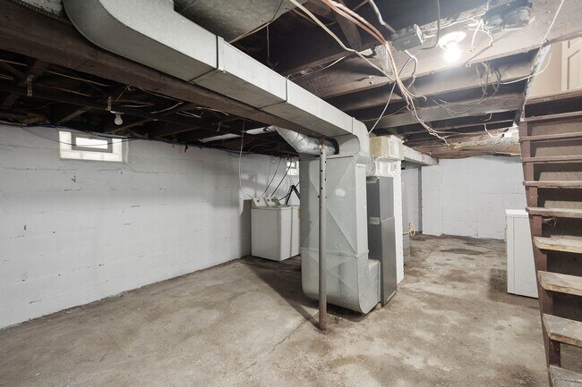 Building Photo - SCORE 1ST MONTH'S RENT FREE IF SIGNED BY JAN 9! Beautiful 2 bedroom home in Coraopolis available ...