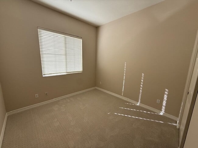 Building Photo - Condo in highly sought-after Vantage Commu...