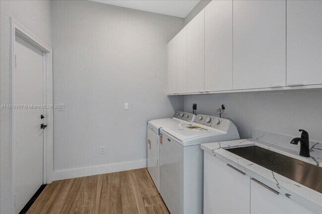 Building Photo - 16650 SW 67th Pl