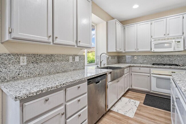 Building Photo - 4 Bedroom 3 Bathroom Available Now