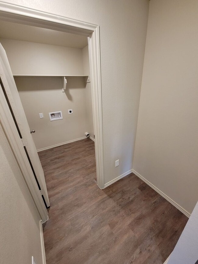 Building Photo - Bryan -3 bedroom / 2 bath / 2 car garage / Large fenced in back yard.