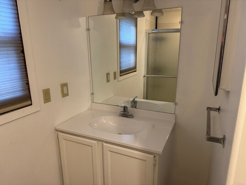 Building Photo - 1583 highland park dr