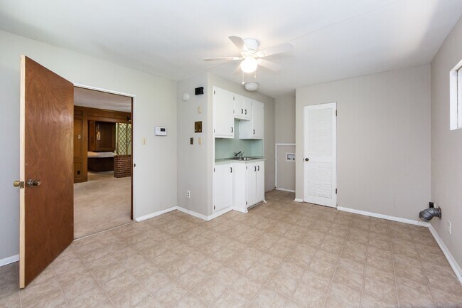 Building Photo - "Charming 3-Bedroom Oasis with 2 Full Baths – Spacious 2,295 Sq Ft Home in Charlotte's Heart!"