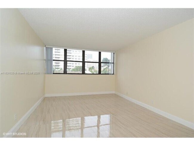 Building Photo - 2049 S Ocean Dr