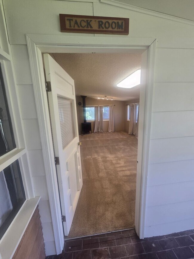 Building Photo - Rural 3 Bedroom Home in Fort Collins with Attached Garage and HUGE Yard Now Available! NO HOA!