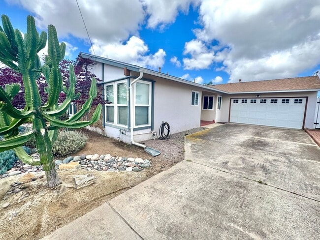 Building Photo - Beautiful 3bd/2ba HOUSE in Clairemont Mesa! 2-car Garage, AC, laundry, patio, VIEWS!