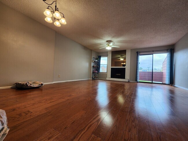 Building Photo - 2 bedroom westside - Rockrimmon