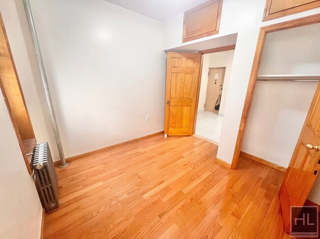 Building Photo - 3BR on Henry Street!!