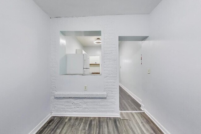 Building Photo - 322 N Lamon Ave