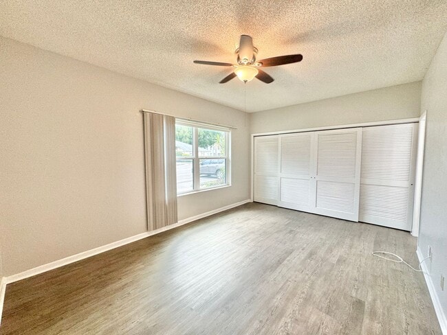 Building Photo - Ground Floor Condo - Park Lake