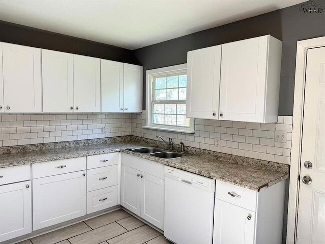 Building Photo - 2949 Cunningham Dr
