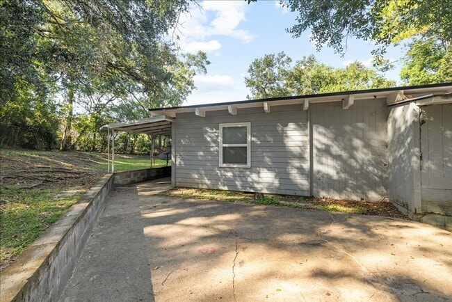 Building Photo - 207 Iris Cir