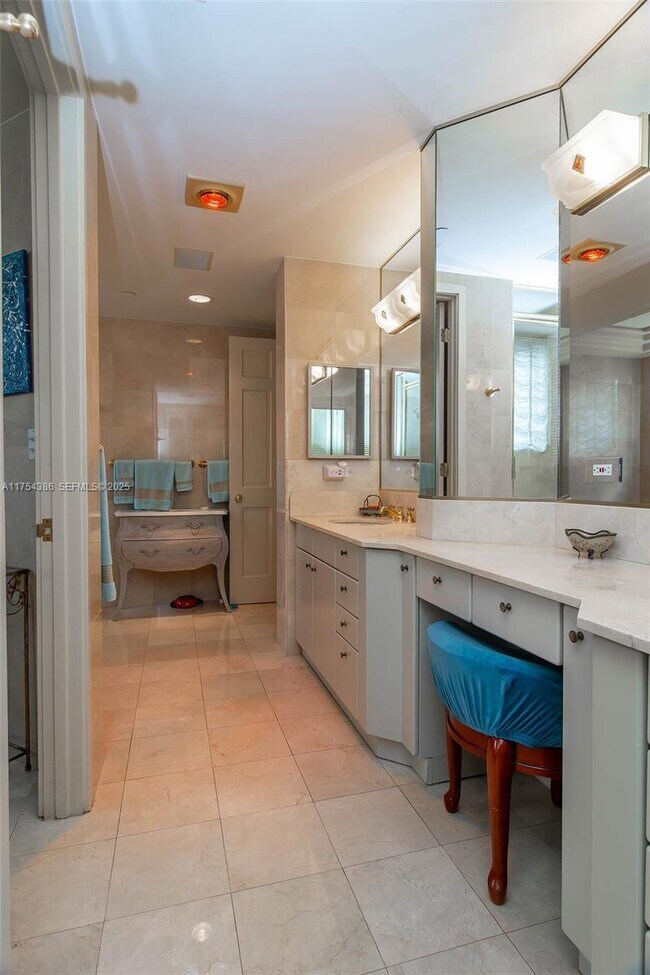 Building Photo - 7241 Fisher Island Dr