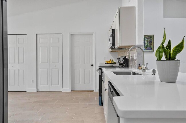 Building Photo - 64 Radcliffe Dr