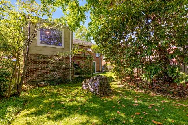 Building Photo - 666 Yorkshire Rd NE