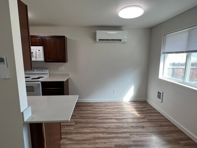 Building Photo - Newly Remodeled! Close to CWU 4 Rooms !!