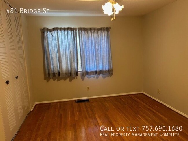 Building Photo - 2 BR, 1.5 BA, 1,028 SF townhouse located i...