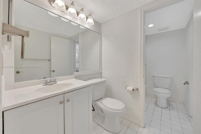 Building Photo - 6890 N Kendall Dr