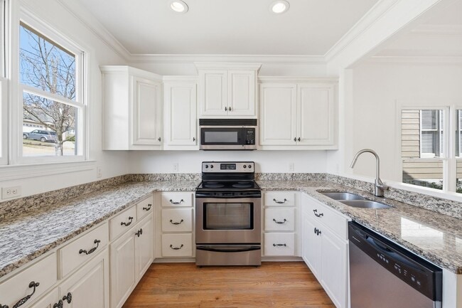 Building Photo - Charming Auburn Home!