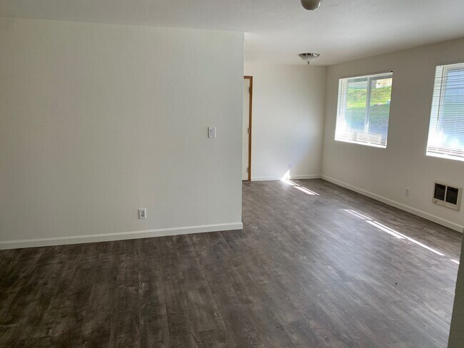 Building Photo - 1350 Alder Dr