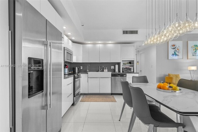 Building Photo - 445 Poinciana Island Dr