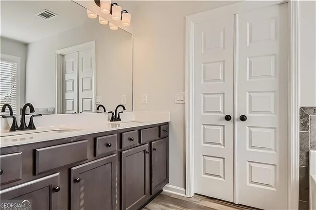 Building Photo - 3041 Westgate Park Dr