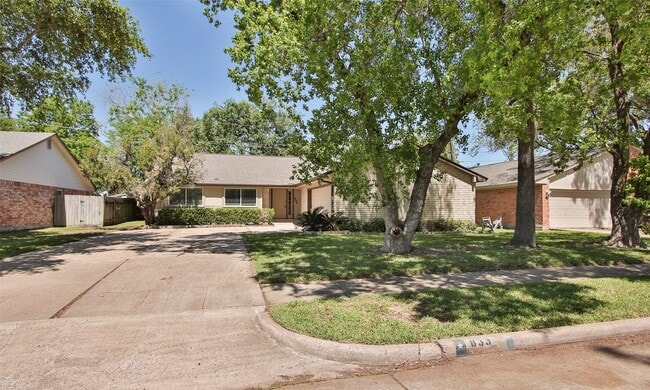 Building Photo - 833 Lakeview Dr