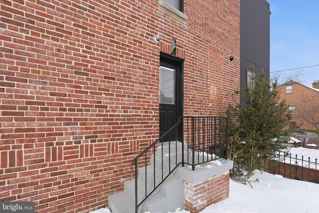 Building Photo - 1301 Somerset Pl NW