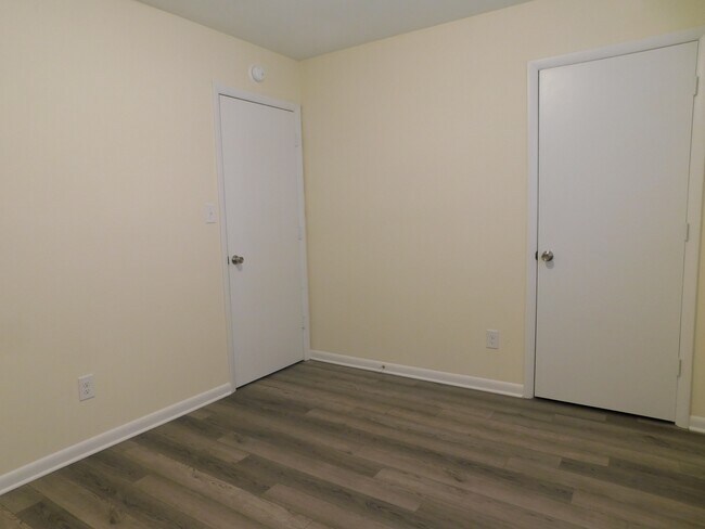 Building Photo - 416 E 19th St