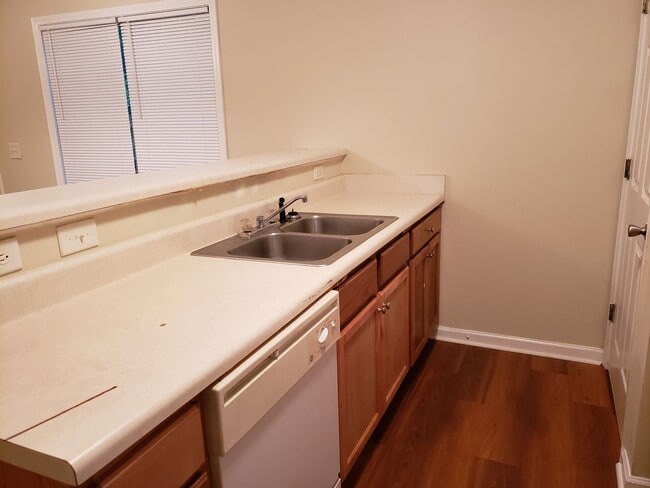 Building Photo - Cul-de-sac home ready to move in!