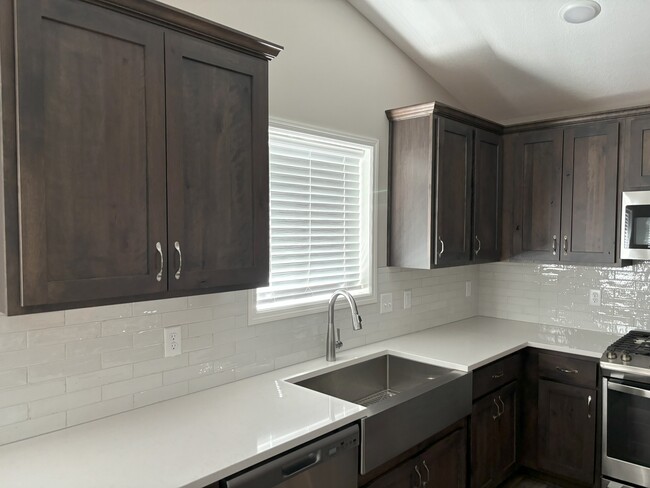 Building Photo - 353 Karen Ln