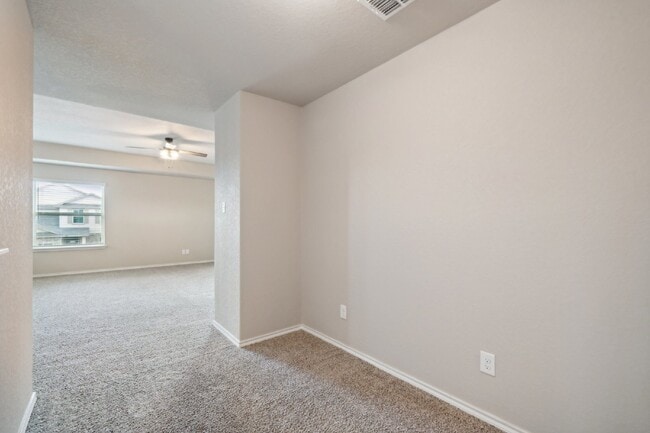 Building Photo - Price Improvement! This 4 bed, 2.5 bath ho...