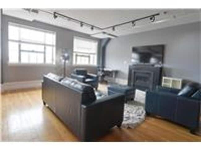 Building Photo - 4901 Washington Boulevard 4B