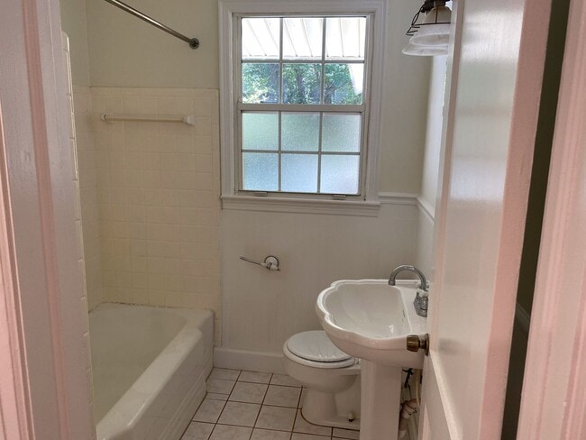 Building Photo - MIDTOWN LOCATION - 2bd/1ba with large yard and washer/dryer