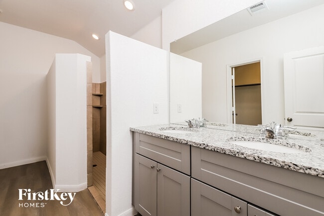 Building Photo - 10650 Vinateros Dr
