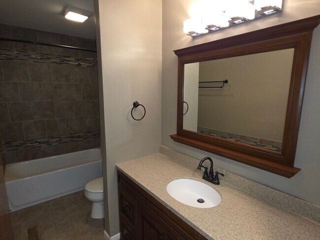 Building Photo - 3 bedroom Mukwonago townhome