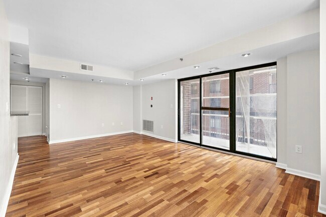 Building Photo - 700 1st St