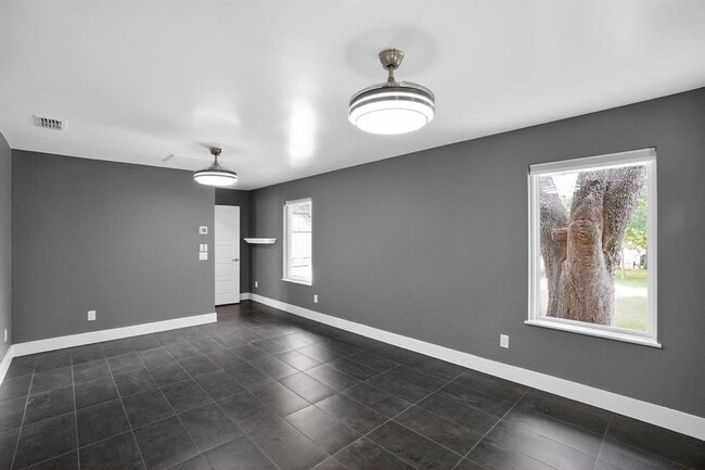 Building Photo - 513 Meadowbrook Dr